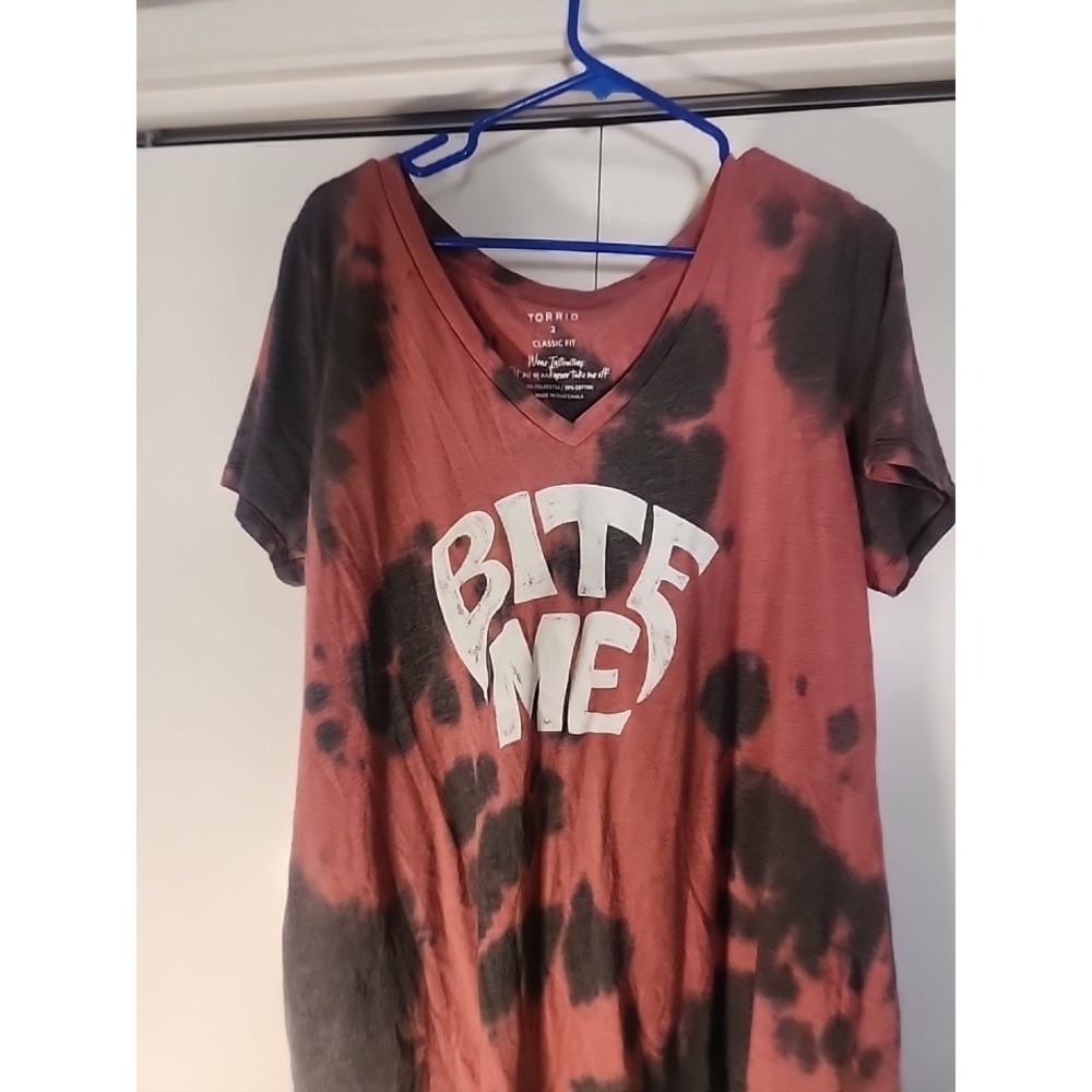 Torrid BITE ME V-NECK T SHIRT, WOMENS SIZE 2 TIE-DYE
